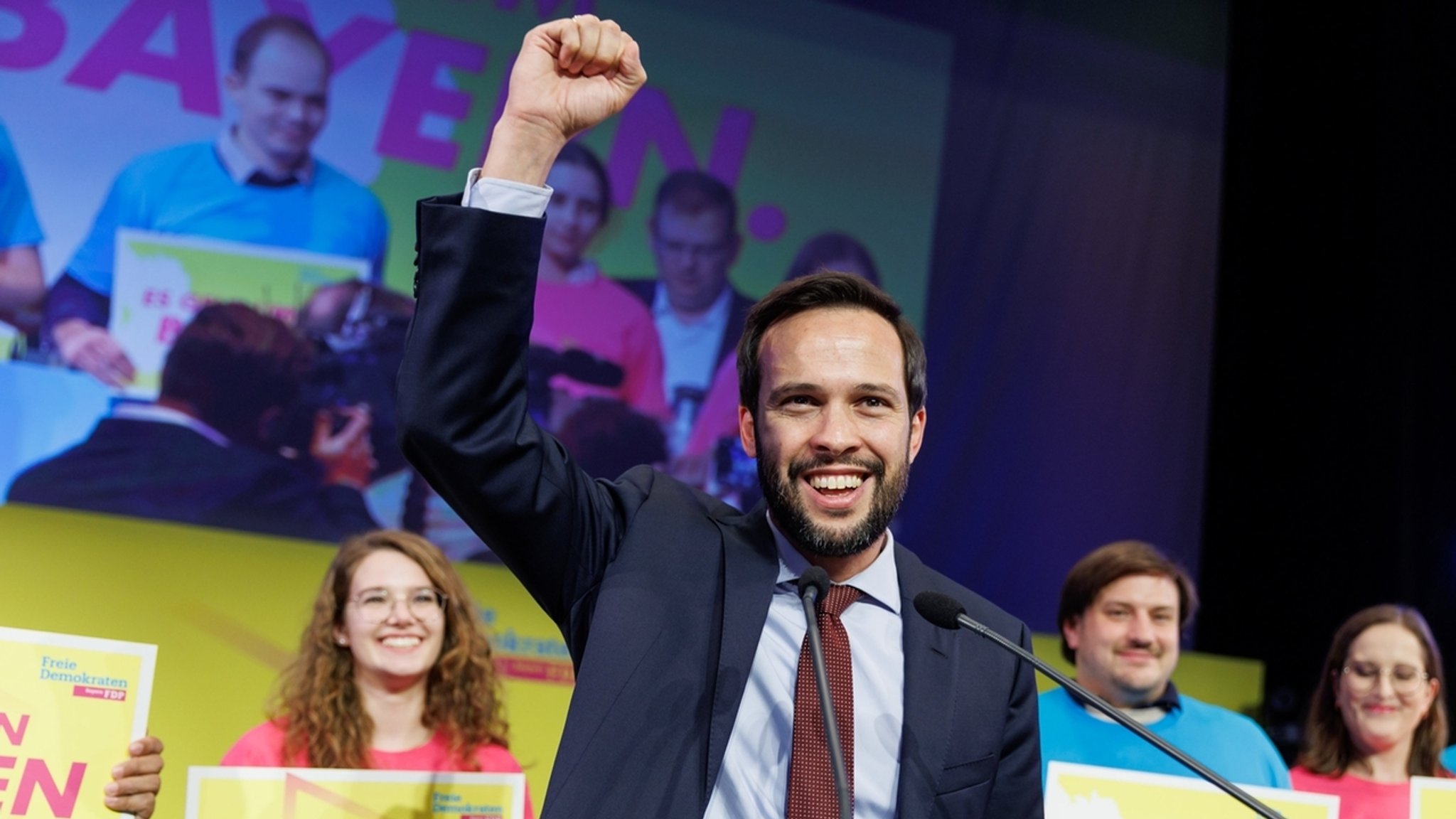 ARCHIV - 12.11.2022, Bayern, Amberg: Martin Hagen, Fraktionsvorsitzender der FDP im Bayerischen Landtag, steht beim Landesparteitag der FDP Bayern nach seiner Wahl zum Spitzenkandidaten zur Landtagswahl 2023 auf der Bühne. Am Wochenende will die FDP auf ihrem Parteitag in Ingolstadt ihr Wahlprogramm beschließen. Foto: Daniel Karmann/dpa +++ dpa-Bildfunk +++