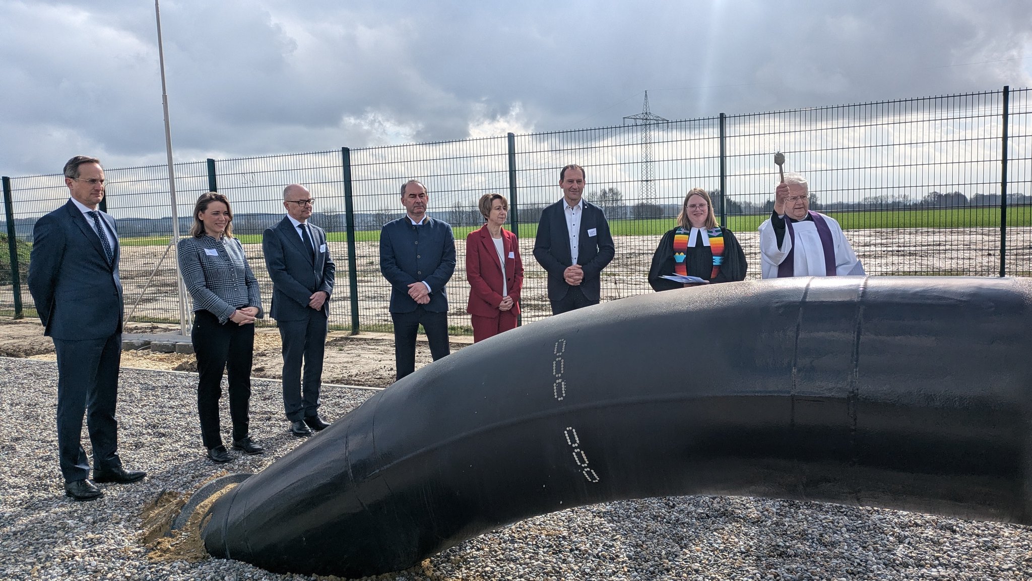 Ehrengäste und Pfarrer bei der Segnung der neuen Gasleitung