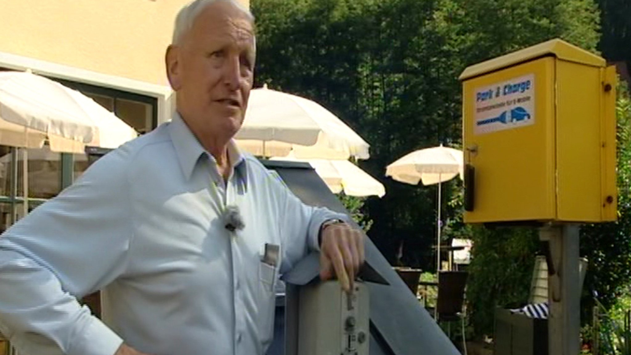 Erich Wirth im Jahr 2012 an der ersten Stromtankstelle Bayerns mit der umgebauten Parkuhr.