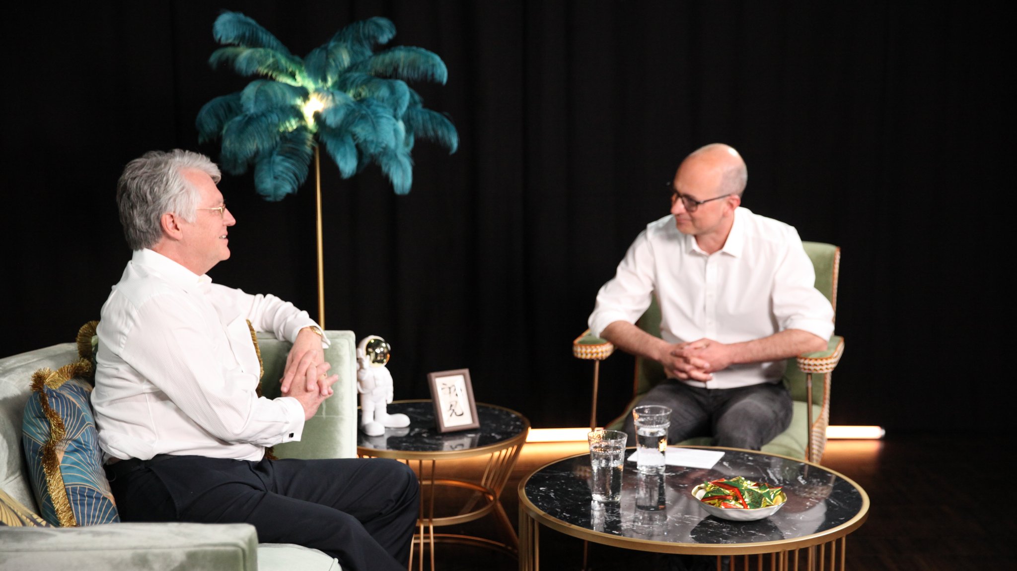 Jörg Wuttke im Gespräch mit Christian Nitsche. Wuttke lebte 35 Jahre lang in China und ist aktuell Wirtschaftsberater in Washington. | Bild: BR/ Julius Nedele Jörg Wuttke im Gespräch mit Christian Nitsche. Wuttke lebte 35 Jahre lang in China und ist aktuell Wirtschaftsberater in Washington.