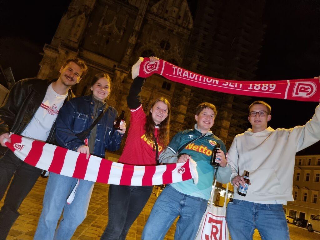 Fans des SSV Jahn Regensburg feiern nach dem Relegations-Rückspiel am Regensburger Domplatz den Aufstieg in die 2. Bundesliga.