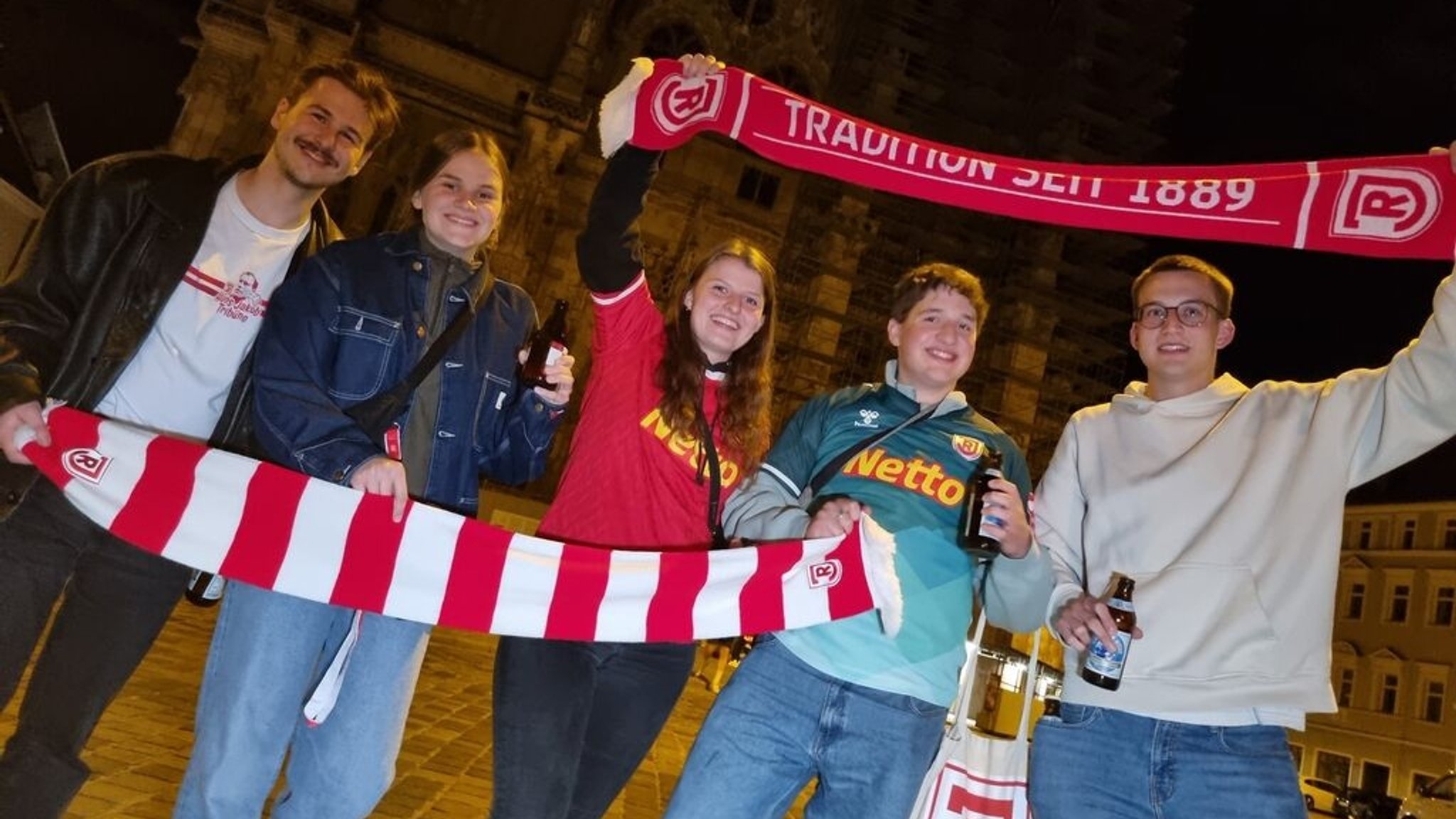 Fans des SSV Jahn Regensburg feiern nach dem Relegations-Rückspiel am Regensburger Domplatz den Aufstieg in die 2. Bundesliga.