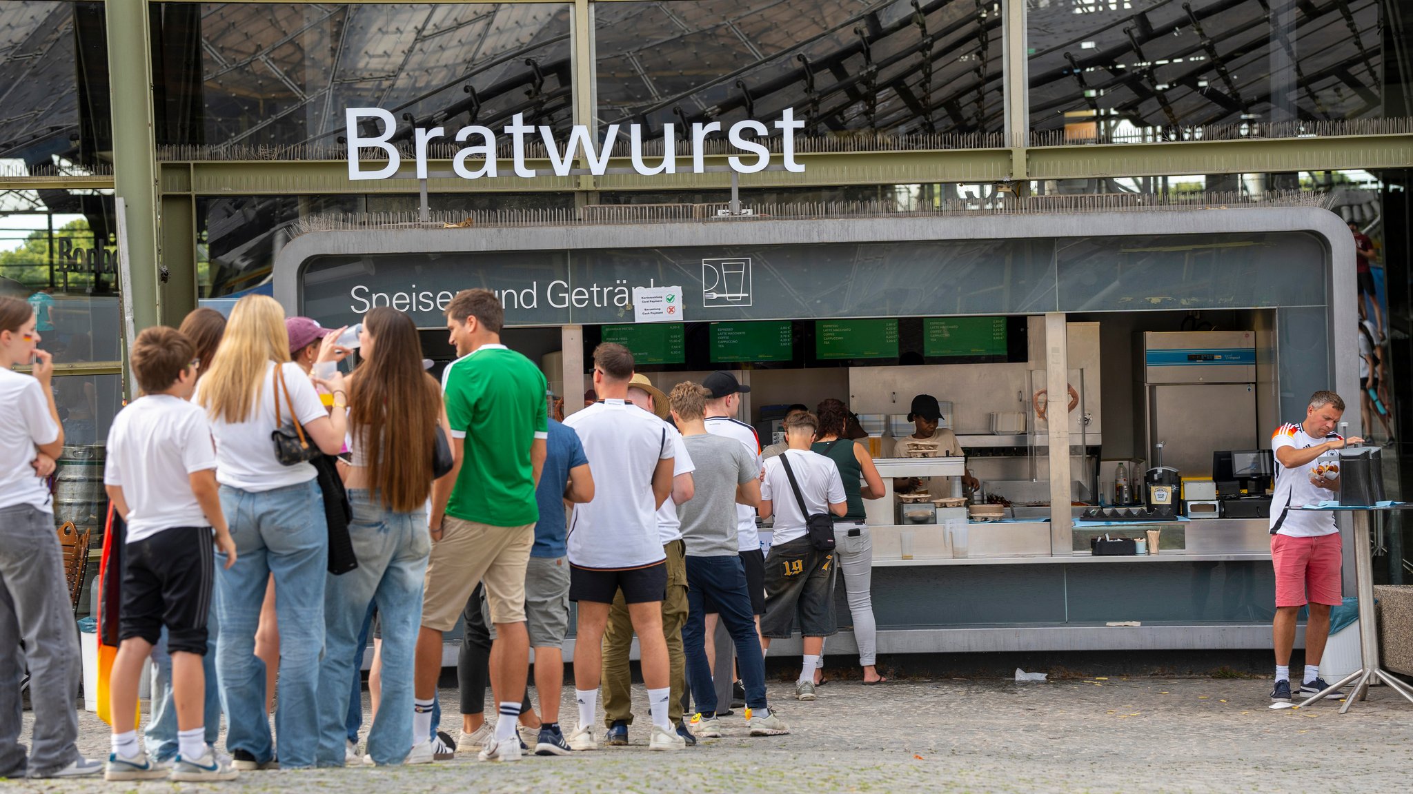 "Halbzeitschlange" in der Münchner Arena zur EM