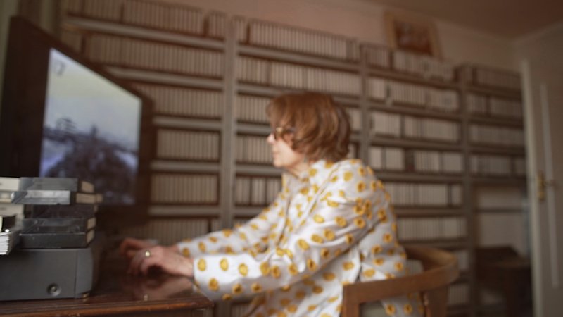 Eine Frau sichtet VHS-Kassetten. | Bild: BR/Capriccio Eine Frau sichtet VHS-Kassetten.
