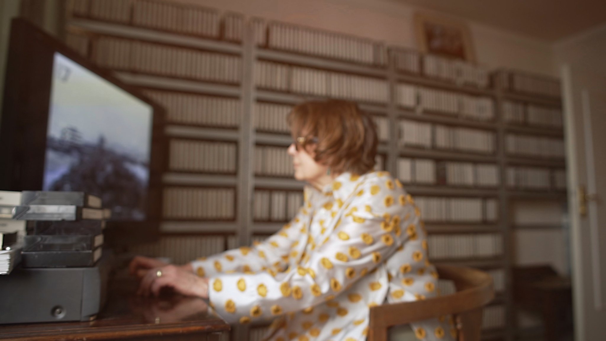 Eine Frau sichtet VHS-Kassetten. | Bild: BR/Capriccio Eine Frau sichtet VHS-Kassetten.