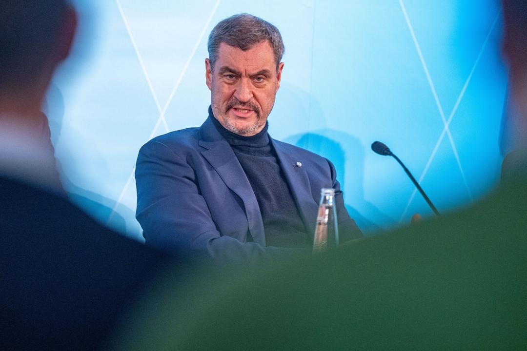 Eine BR-Recherche über eine interne E-Mail aus der bayerischen Staatskanzlei sorgt für politische Kritik. Es geht um den Verdacht einer Vermischung von Amt und Partei.