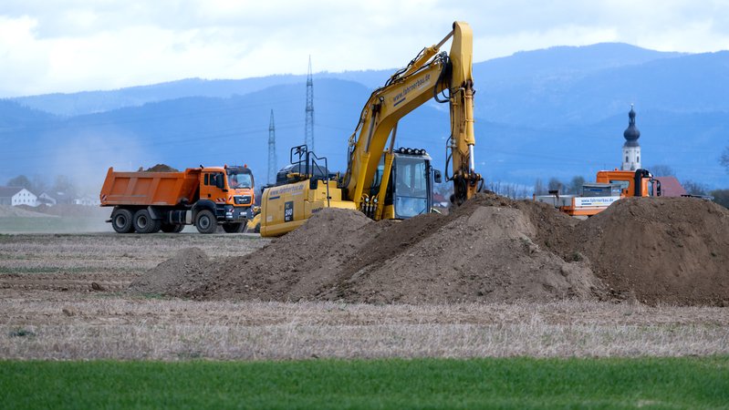Baumaschinen sind auf der BMW-Baustelle in den Gemeinden Irlbach und Straßkirchen zu sehen. | Bild: pa/dpa/Sven Hoppe Baumaschinen sind auf der BMW-Baustelle in den Gemeinden Irlbach und Straßkirchen zu sehen.