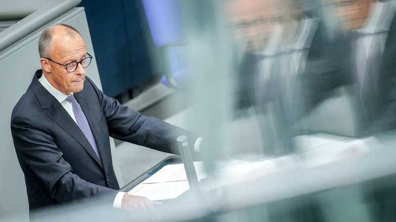 Bundeskanzler Friedrich Merz gibt im Bundestag eine Regierungserklärung zu den bevorstehenden Gipfeltreffen der Nato und der EU ab. | Bild: dpa-Bildfunk Bundeskanzler Friedrich Merz gibt im Bundestag eine Regierungserklärung zu den bevorstehenden Gipfeltreffen der Nato und der EU ab.