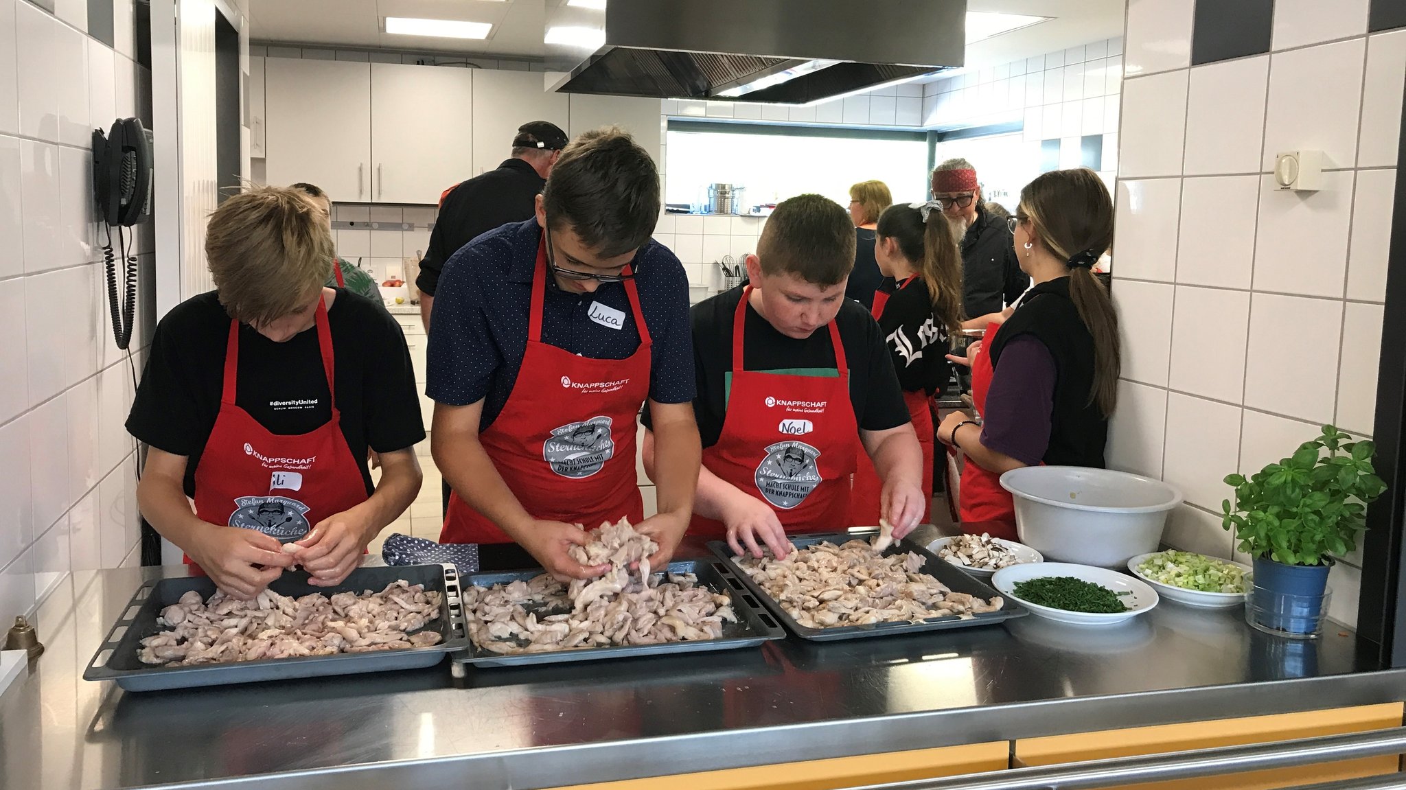 Kochtraining an der Mittelschule in Mömbris mit Sternekoch Stefan Marquard.