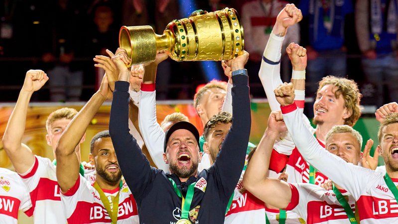 VfB-Stuttgart-Trainer Sebastian Hoeneß mit DFB-Pokal | Bild: picture-alliance/dpa VfB-Stuttgart-Trainer Sebastian Hoeneß mit DFB-Pokal