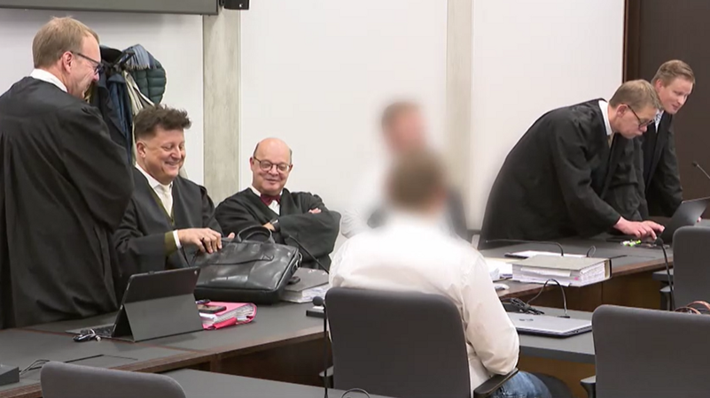 Die Angeklagten und deren Anwälte vor Gericht in Nürnberg | Bild: BR Die Angeklagten und deren Anwälte vor Gericht in Nürnberg