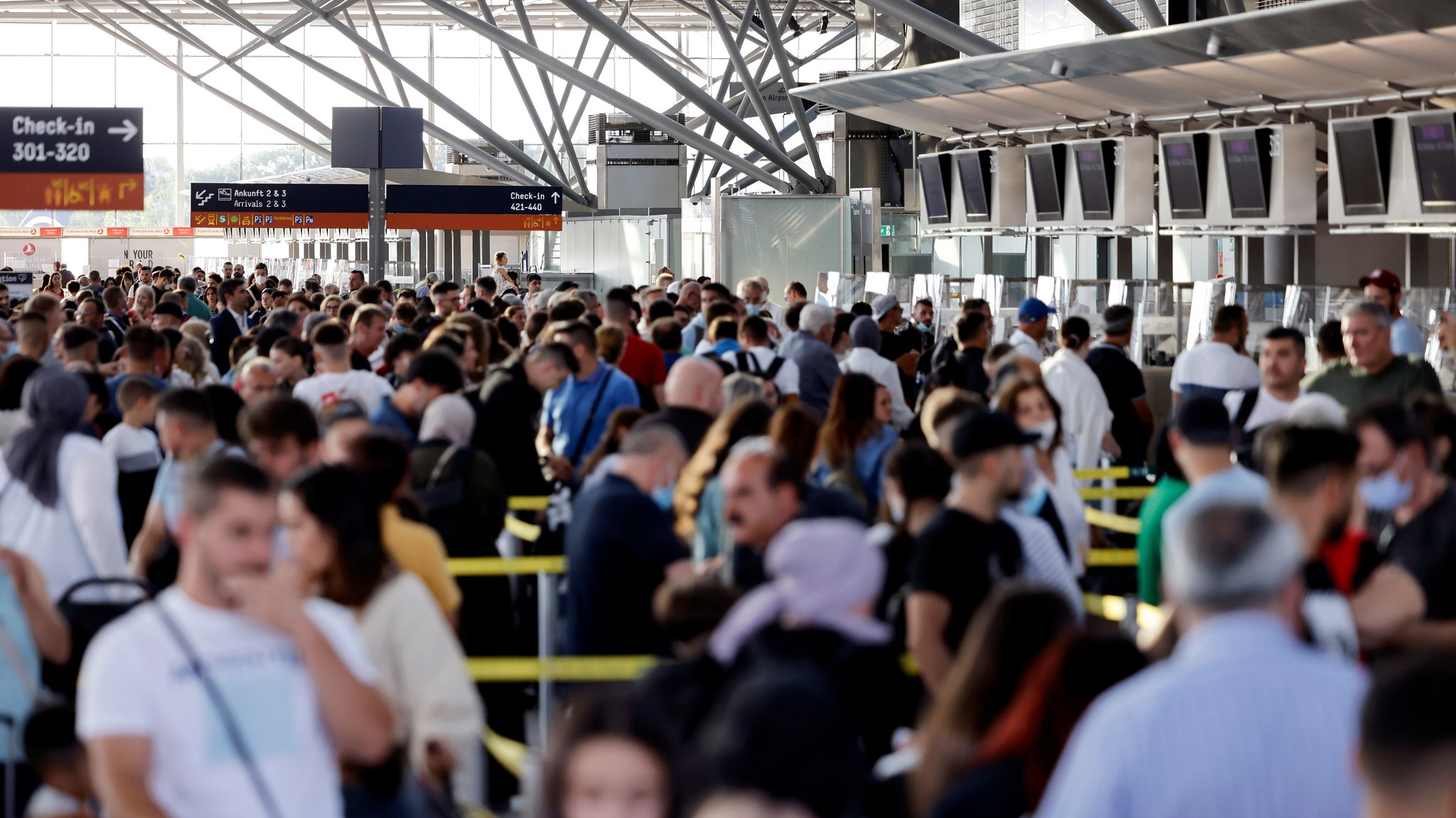 Lange Warteschlagen vor dem Check-In eines Flughafens (Symbolbild)