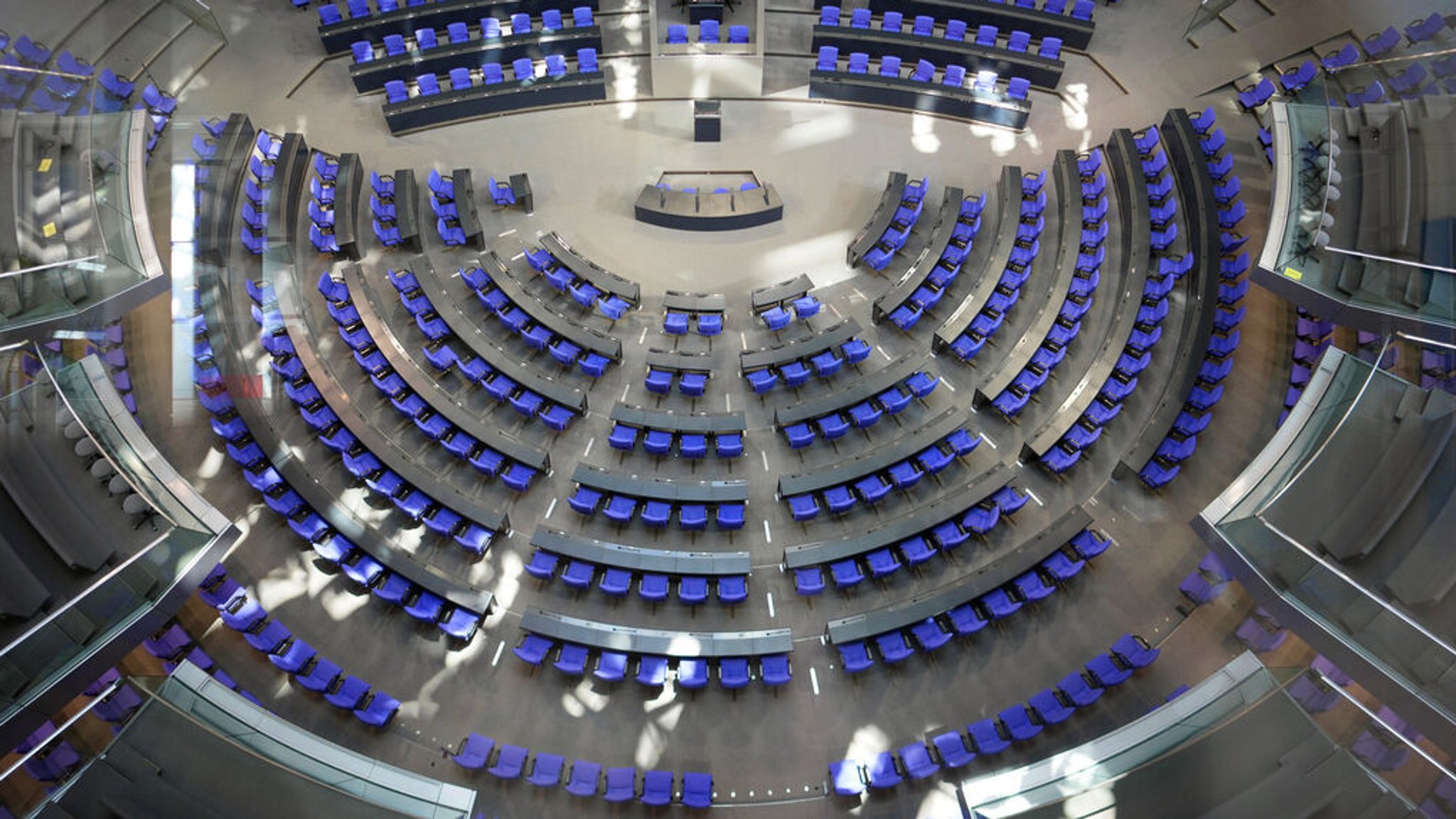 25.02.2025, Berlin: Blick in den Plenarsaal des Bundestags im Reichstagsgebäude.