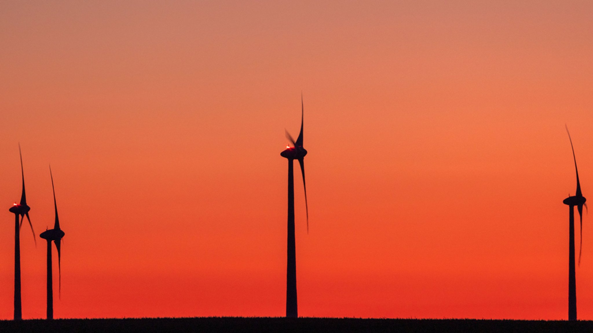 Windräder im Sonnnenaufgang