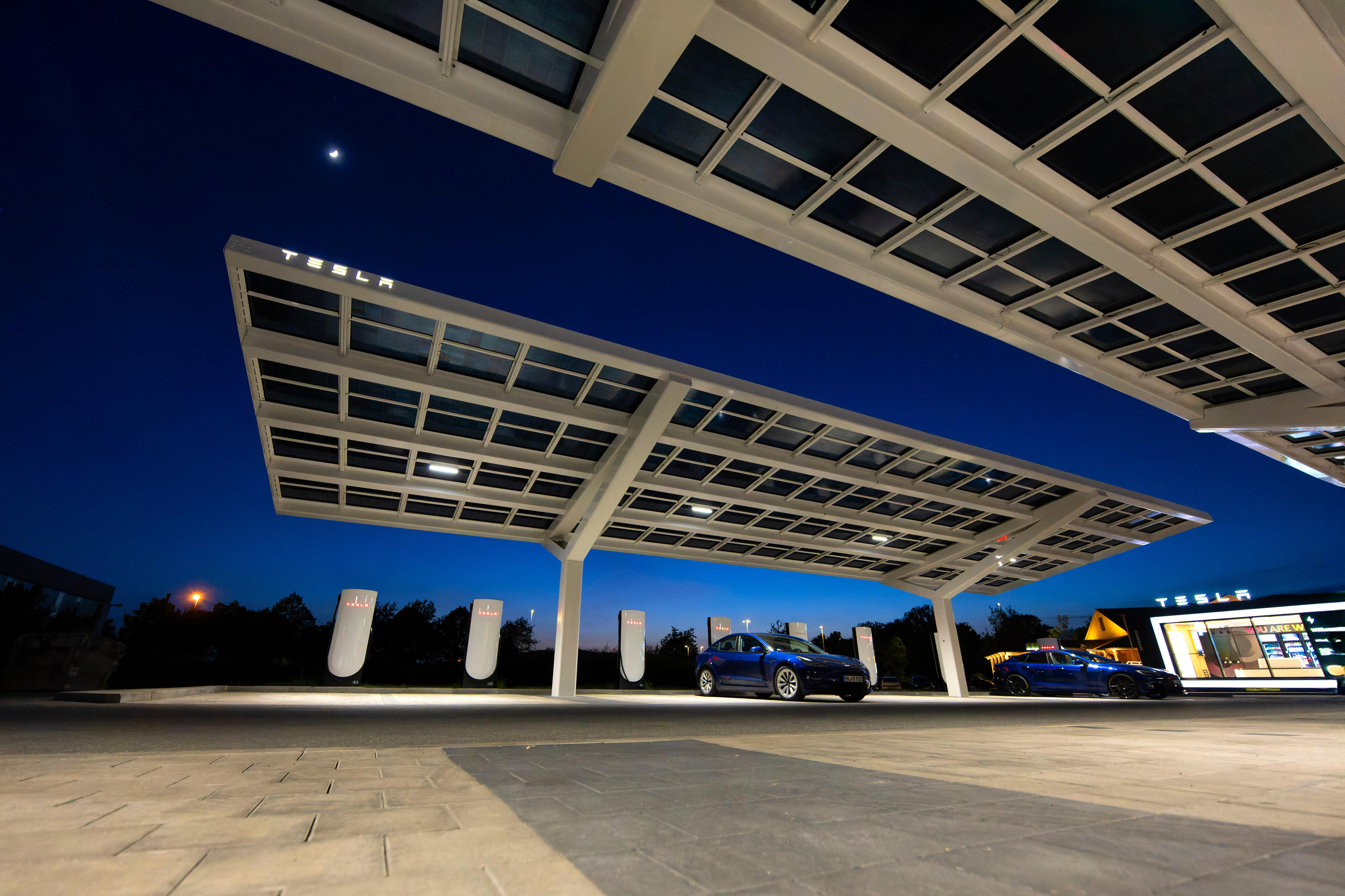 ARCHIV (04.05.2025): Bayreuth, (Bayern), Die US-Firma Tesla hat hier einen Ladepark fuer E-Autos an der Autobahn A9. An 20 modernen Schnell-Ladesäulen können hier Teslafahrer und andere E-Auto-Fabrikate ihren Auto-Akku aufladen. 