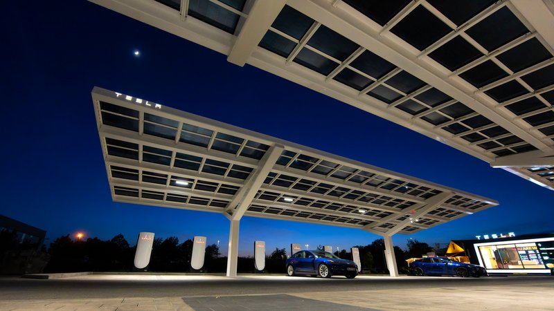 ARCHIV (04.05.2025): Bayreuth, (Bayern), Die US-Firma Tesla hat hier einen Ladepark fuer E-Autos an der Autobahn A9. An 20 modernen Schnell-Ladesäulen können hier Teslafahrer und andere E-Auto-Fabrikate ihren Auto-Akku aufladen. | Bild: picture alliance / M.i.S. | Bernd Feil ARCHIV (04.05.2025): Bayreuth, (Bayern), Die US-Firma Tesla hat hier einen Ladepark fuer E-Autos an der Autobahn A9. An 20 modernen Schnell-Ladesäulen können hier Teslafahrer und andere E-Auto-Fabrikate ihren Auto-Akku aufladen.