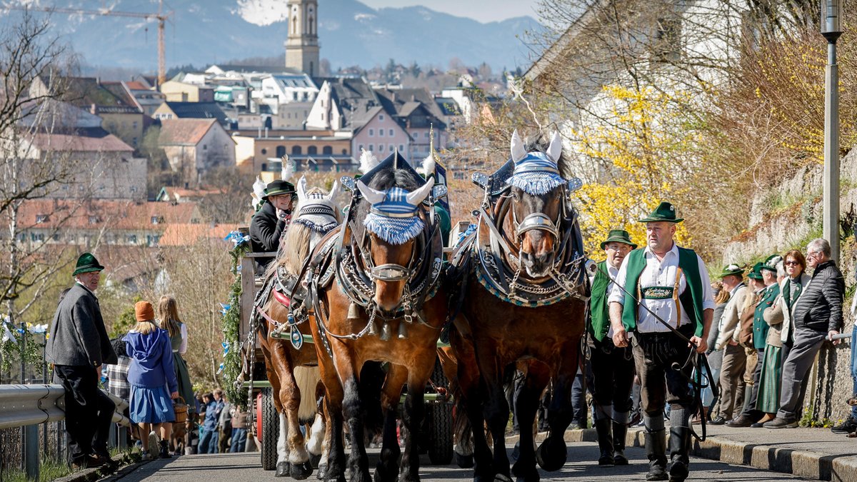 Traumwetter für eine alte und beliebte Tradition: Der Georgiritt in Traunstein hat heute wieder viele Menschen angezogen und zum Staunen gebracht. Diese Pferde-Wallfahrt ist eine der schönsten Feste im Chiemgau.