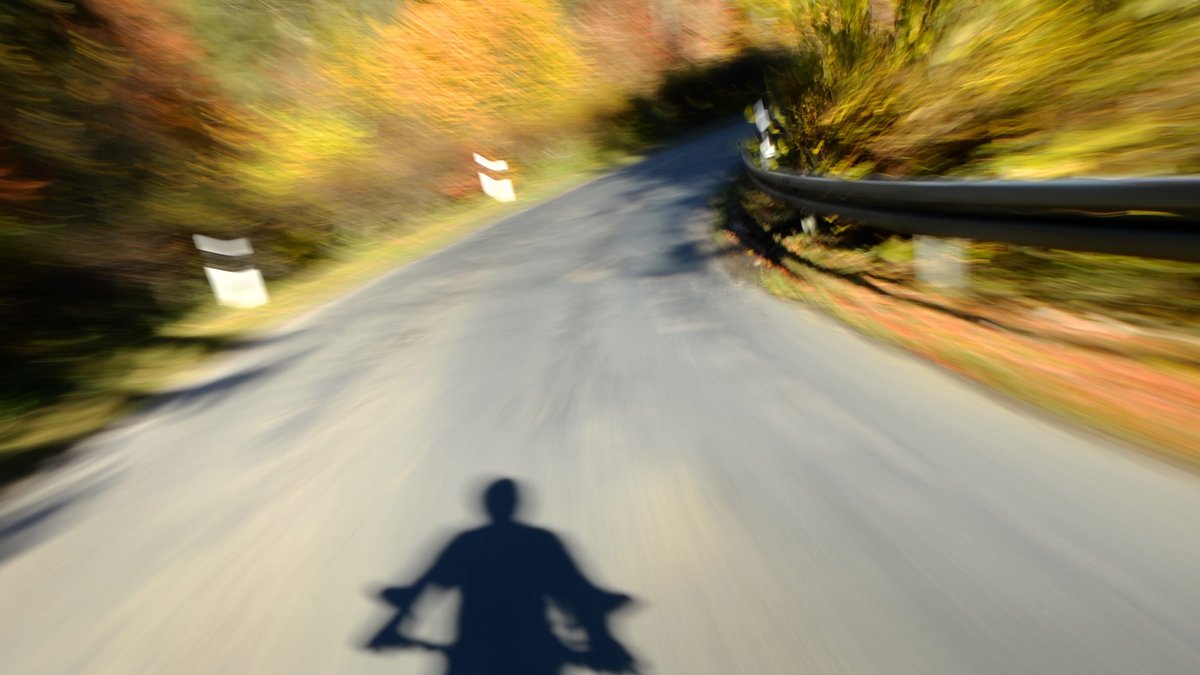 Motorradfahrer überholt mit mehr als 200 km/h auf Landstraße