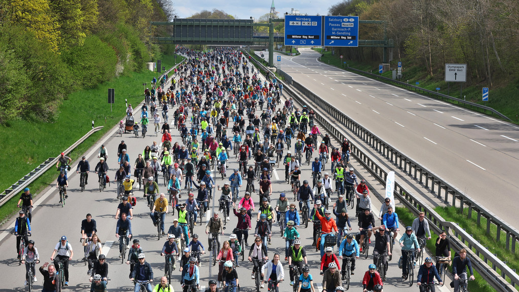 Tausende von Radfahrern fahren auf der für Autos gesperrten Autobahn A96.