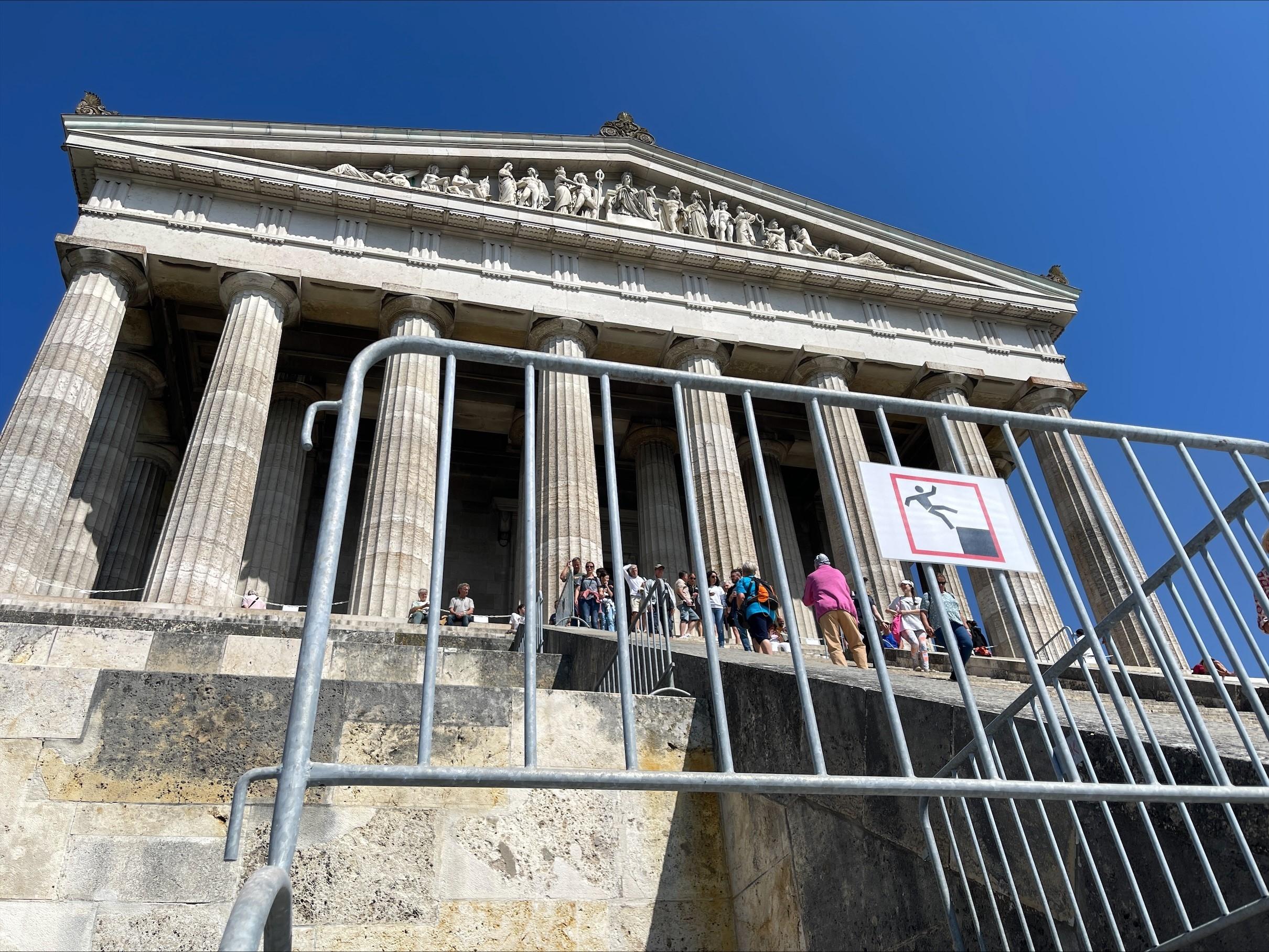 Absperrgitter mit Warnschildern auf der Walhalla in Donaustauf bei Regensburg.