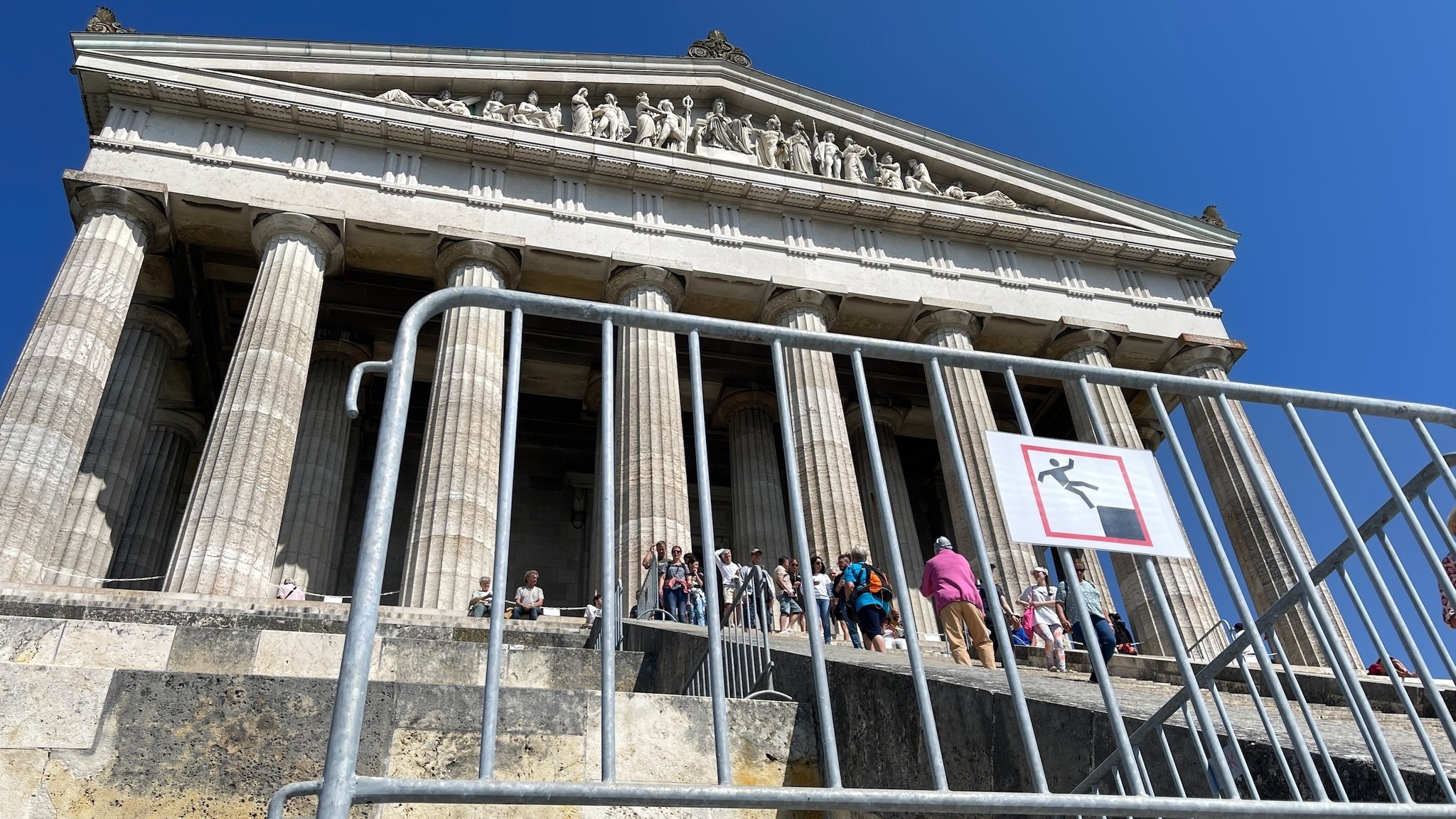 Absperrgitter mit Warnschildern auf der Walhalla in Donaustauf bei Regensburg. | Bild: BR/Nico Angerstorfer Absperrgitter mit Warnschildern auf der Walhalla in Donaustauf bei Regensburg.