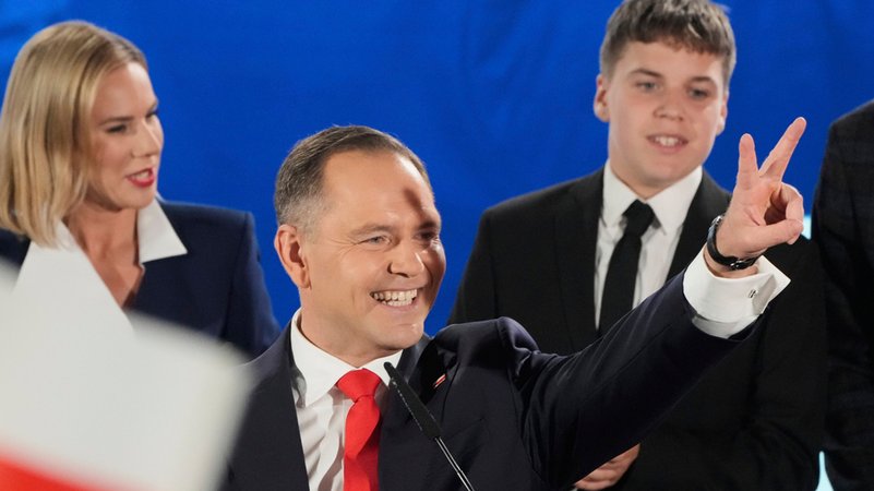 Der Präsidentschaftskandidat Karol Nawrocki (M), der von der rechten Partei Recht und Gerechtigkeit unterstützt wird, begrüßt seine Anhänger, als er nach der Stichwahl bei den Präsidentschaftswahlen an seinem Amtssitz ankommt. | Bild: dpa-Bildfunk/Czarek Sokolowski Der Präsidentschaftskandidat Karol Nawrocki (M), der von der rechten Partei Recht und Gerechtigkeit unterstützt wird, begrüßt seine Anhänger, als er nach der Stichwahl bei den Präsidentschaftswahlen an seinem Amtssitz ankommt.