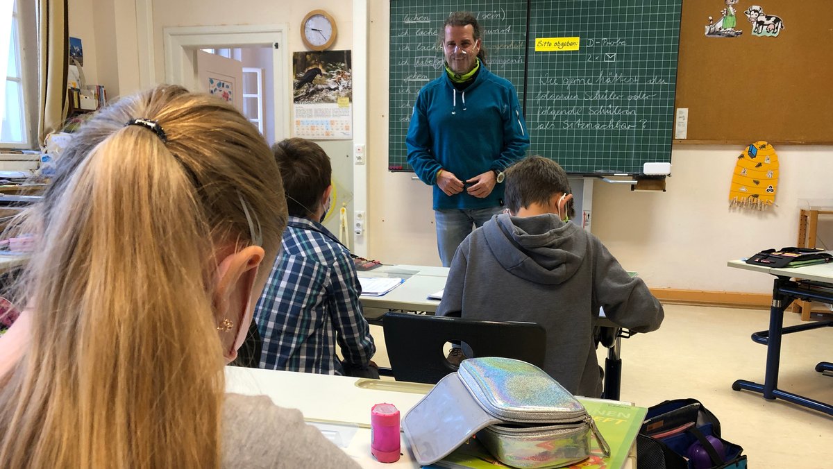 Klassenlehrer Andreas Mandl in der 4a der Grundschule Heilingbrunner in Bad Reichenhall 