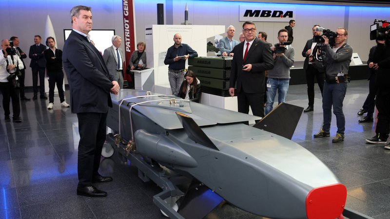 Markus Söder im Showroom des Rüstungsunternehmens MBDA. | Bild: dpa-Bildfunk/Karl-Josef Hildenbrand Markus Söder im Showroom des Rüstungsunternehmens MBDA.