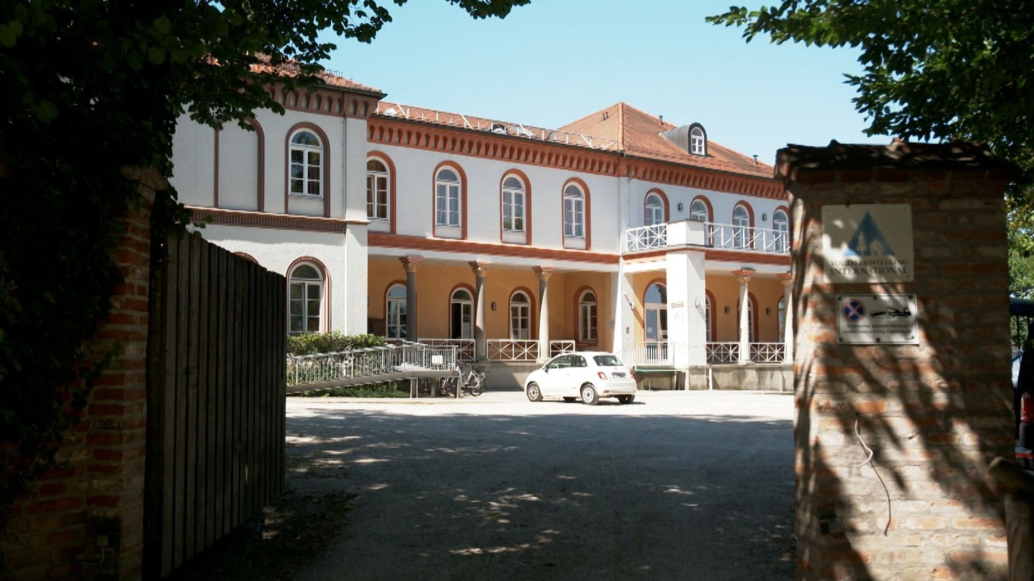 Die Jugendherberge im Ottonianum am Fuß der Burg Trausnitz in Landshut