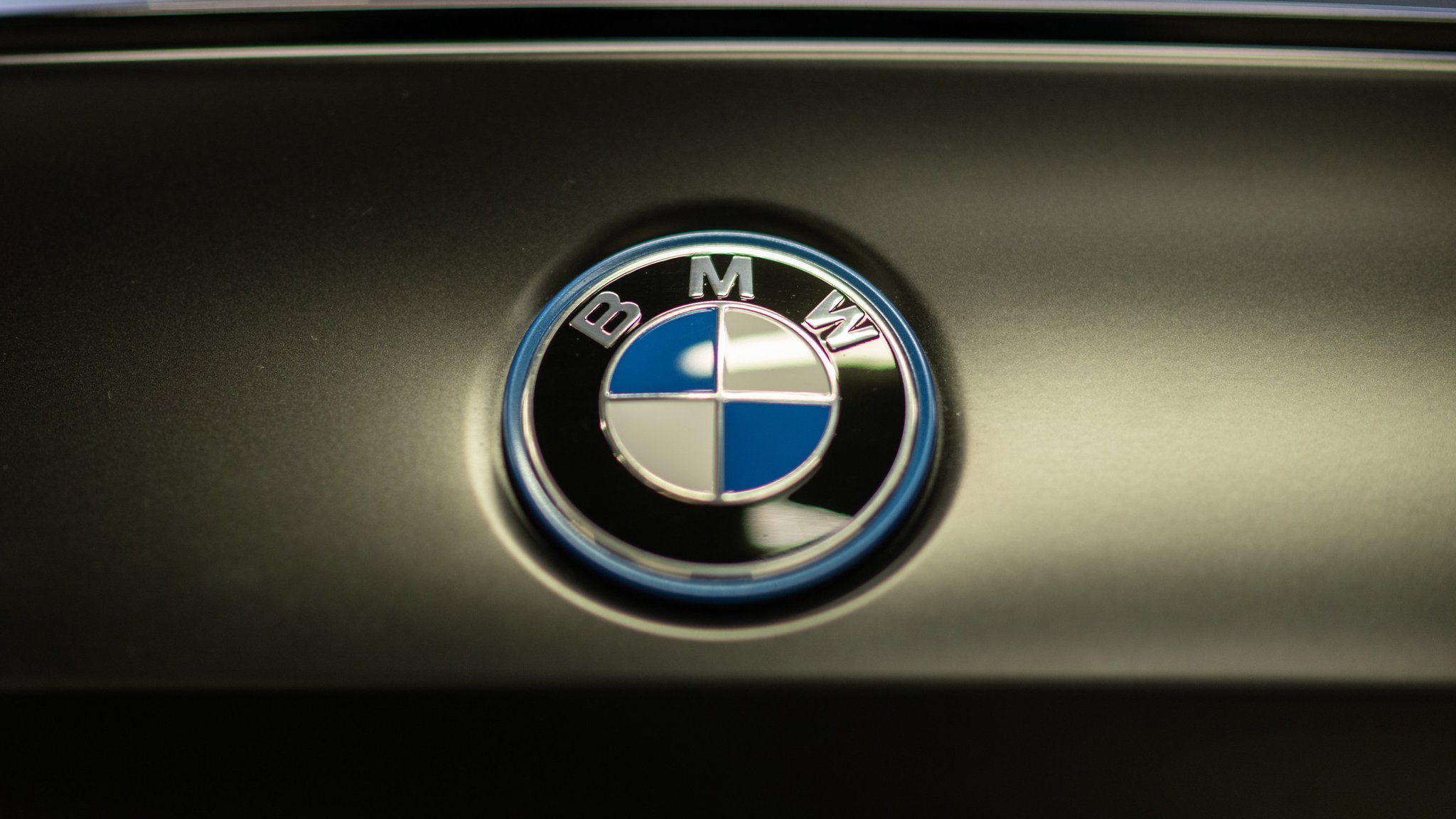 Ein BMW-Logo auf einem Auto.