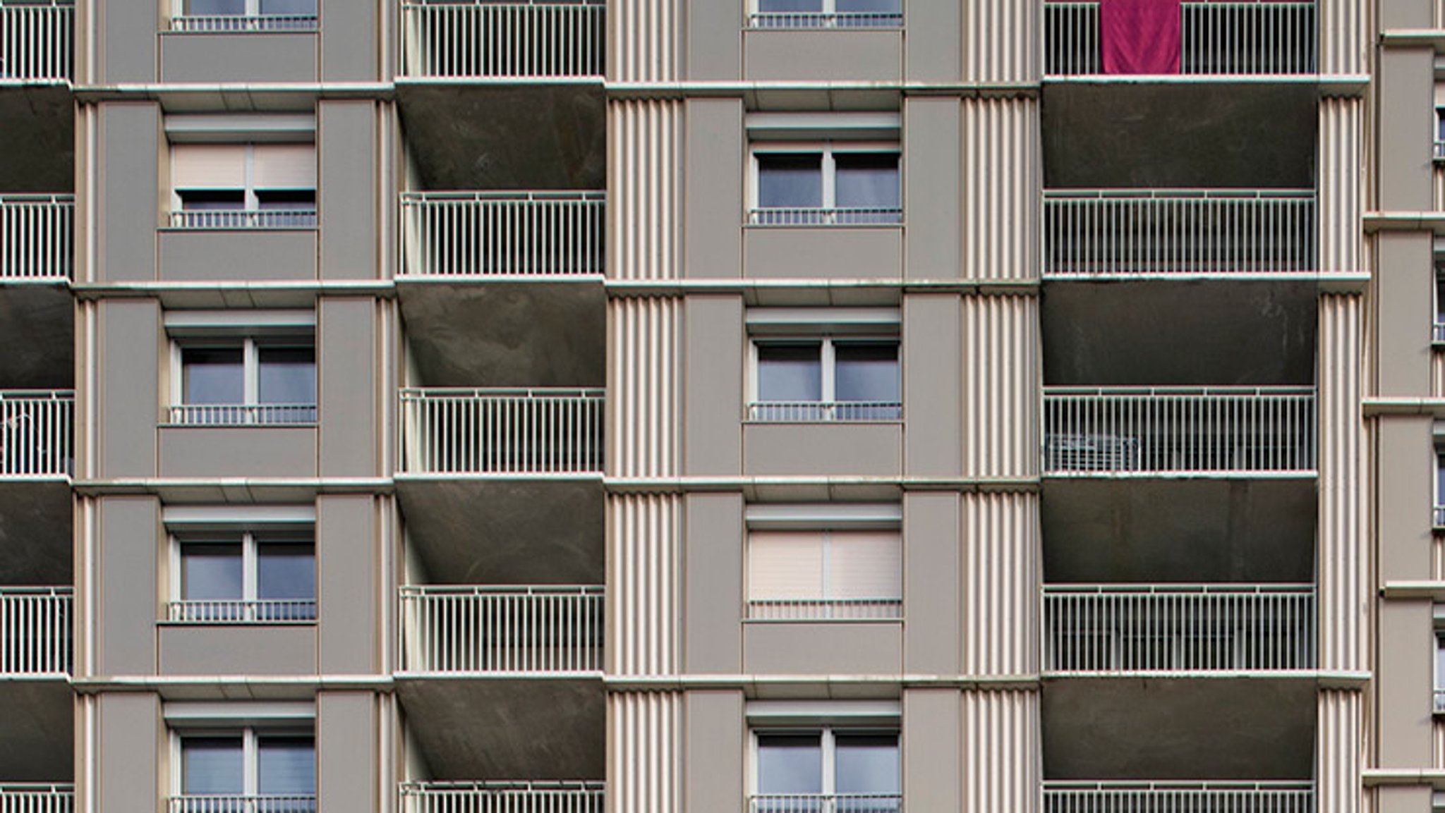 Die für den Deutschen Fassadenpreis nominierte Photovoltaik-Fassade in Regensburg