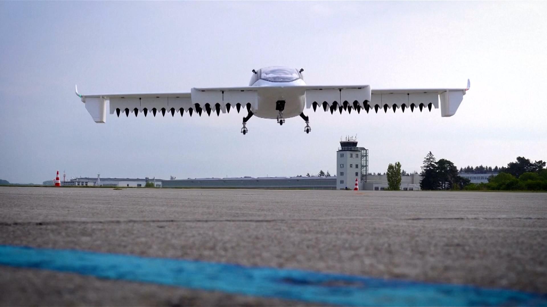 Der Flugtaxi-Entwickler Lilium ist offenbar mit seiner Insolvenz in Eigenverwaltung gescheitert. Mitarbeiter bestätigten dem BR Berichte, nach denen die Firma zum Wochenende den Betrieb am Flugplatz Oberpfaffenhofen weitestgehend eingestellt hat.