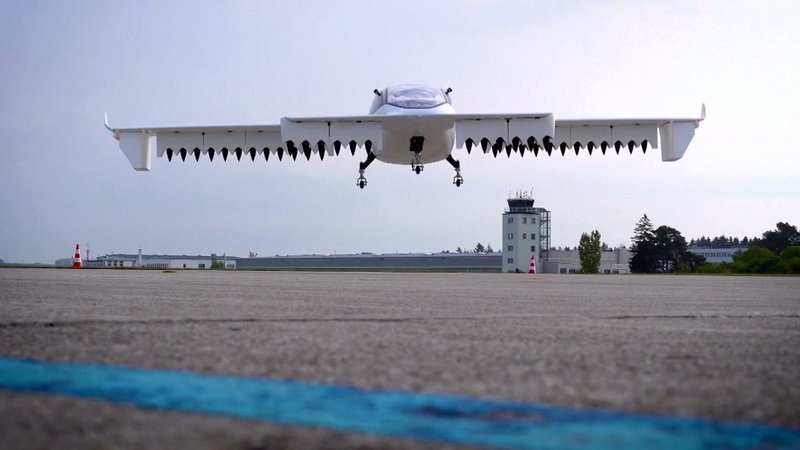 Der Flugtaxi-Entwickler Lilium ist offenbar mit seiner Insolvenz in Eigenverwaltung gescheitert. Mitarbeiter bestätigten dem BR Berichte, nach denen die Firma zum Wochenende den Betrieb am Flugplatz Oberpfaffenhofen weitestgehend eingestellt hat. | Bild: BR Der Flugtaxi-Entwickler Lilium ist offenbar mit seiner Insolvenz in Eigenverwaltung gescheitert. Mitarbeiter bestätigten dem BR Berichte, nach denen die Firma zum Wochenende den Betrieb am Flugplatz Oberpfaffenhofen weitestgehend eingestellt hat.