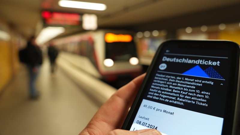 Aktuell kostet das Deutschlandticket noch 49 Euro. | Bild: picture alliance/dpa | Marcus Brandt Aktuell kostet das Deutschlandticket noch 49 Euro.
