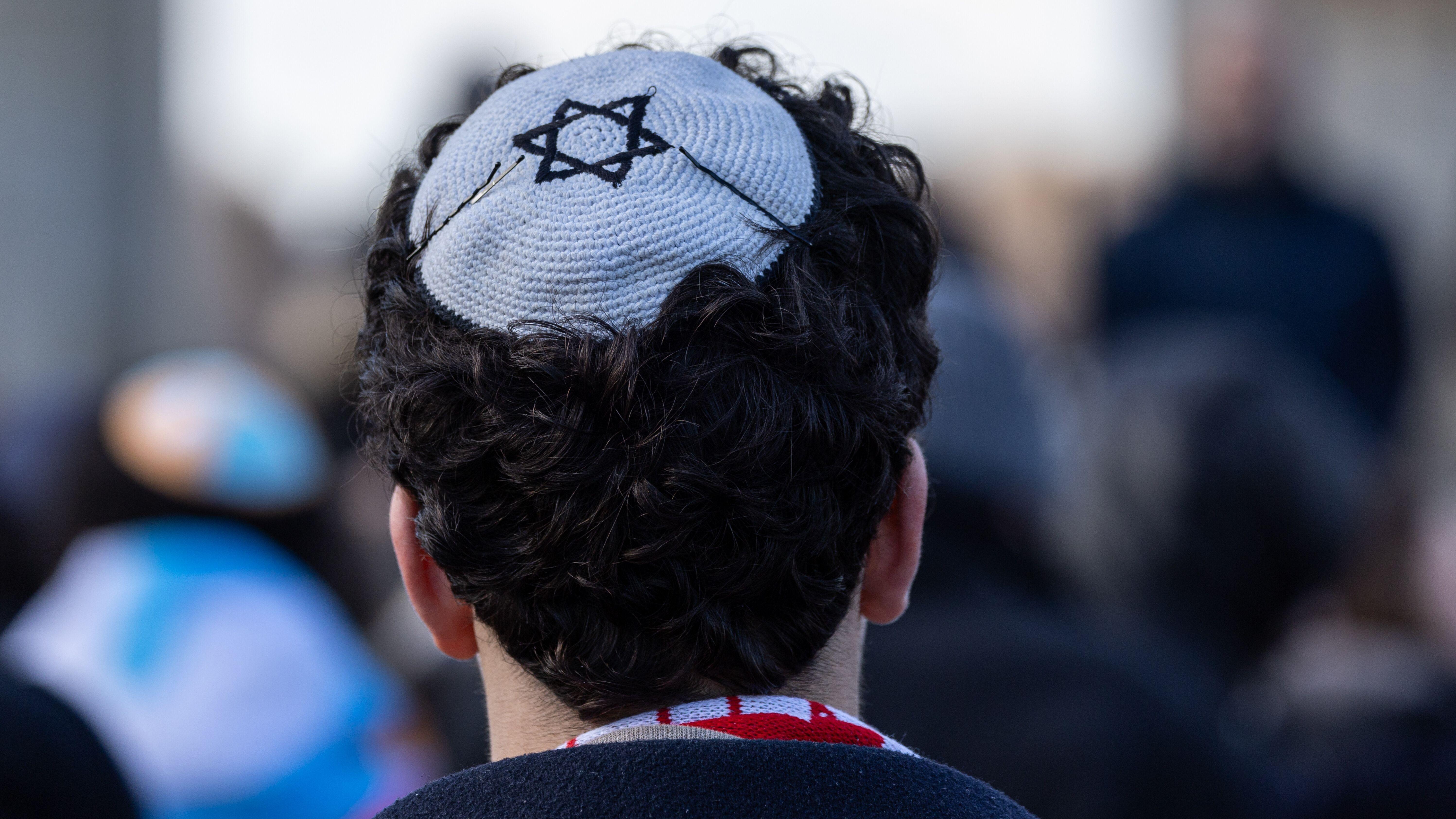 (Symbolbild) Nicht erst seit dem Angriff der Hamas auf Israel vor zwei Jahren ist Antisemitismus in Deutschland für viele Betroffene Alltag