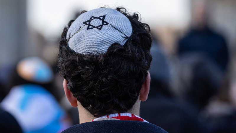 (Symbolbild) Nicht erst seit dem Angriff der Hamas auf Israel vor zwei Jahren ist Antisemitismus in Deutschland für viele Betroffene Alltag | Bild: pa/dpa/Hannes P Albert (Symbolbild) Nicht erst seit dem Angriff der Hamas auf Israel vor zwei Jahren ist Antisemitismus in Deutschland für viele Betroffene Alltag
