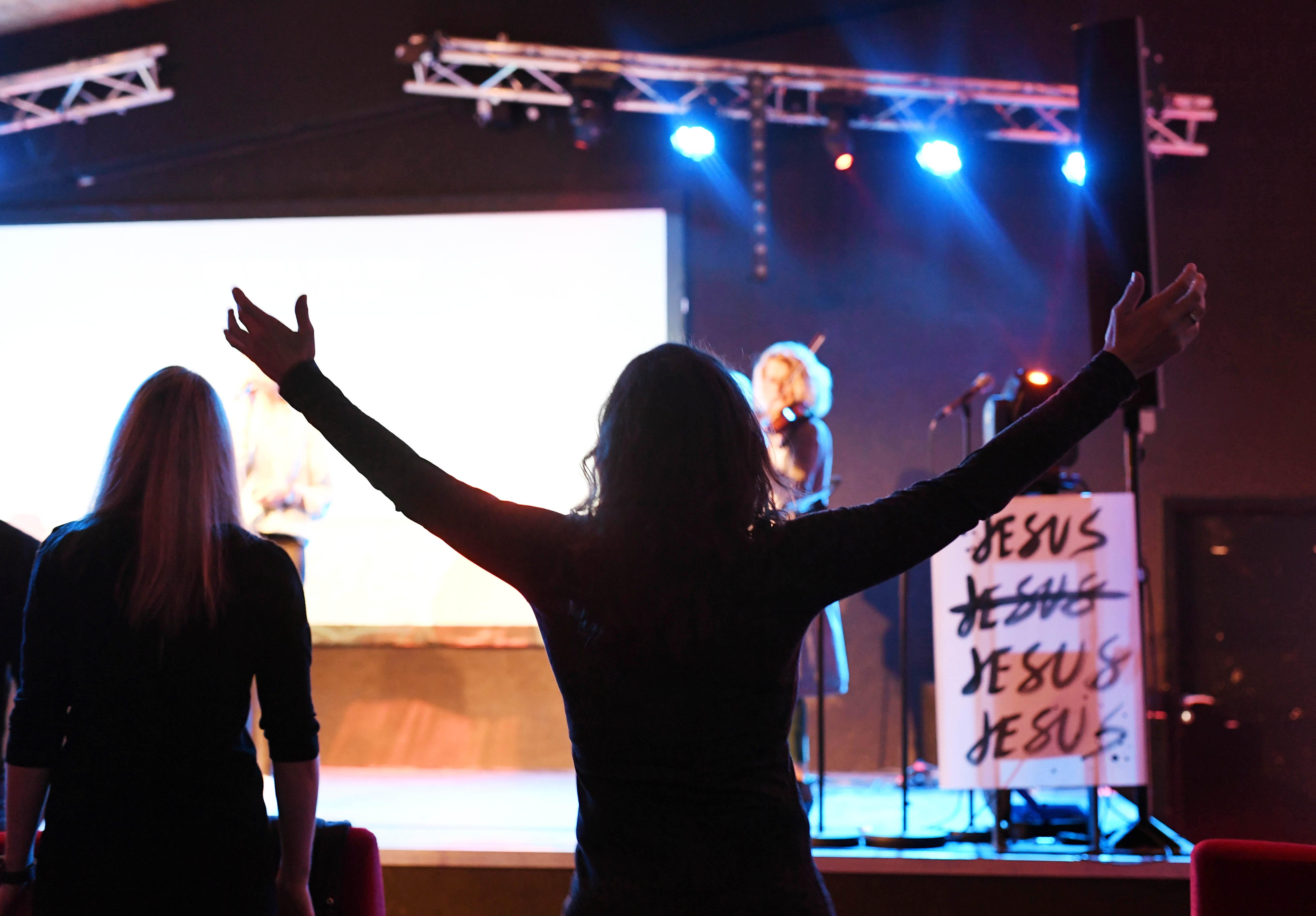 Betende Frau in einem Gottesdienst (Symbolbild)
