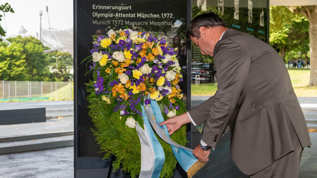Markus Söder (CSU), Ministerpräsident von Bayern legt am Erinnerungsort zum Attentat bei den Olympischen Spielen 1972 einen Kranz nieder.
