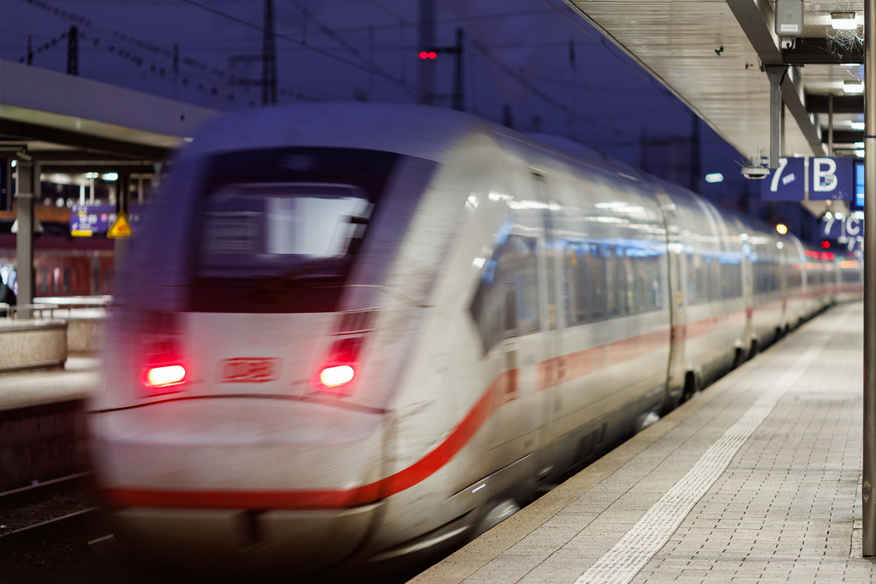 Bahnverkehr Wieder Angelaufen - GDL Droht Mit Neuem Streik | BR24