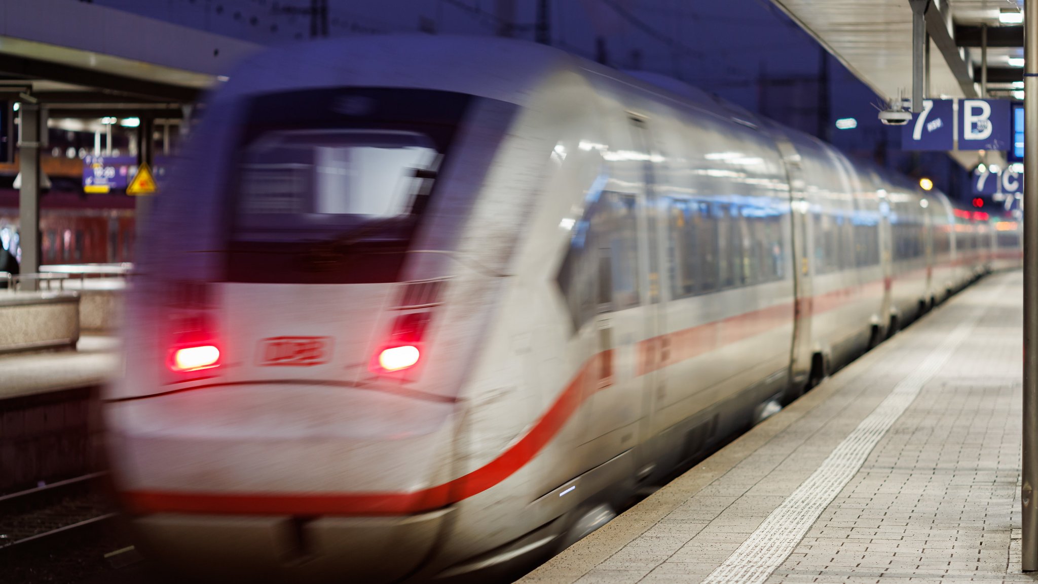 Ein Zug im Nürnberger Hauptbahnhof