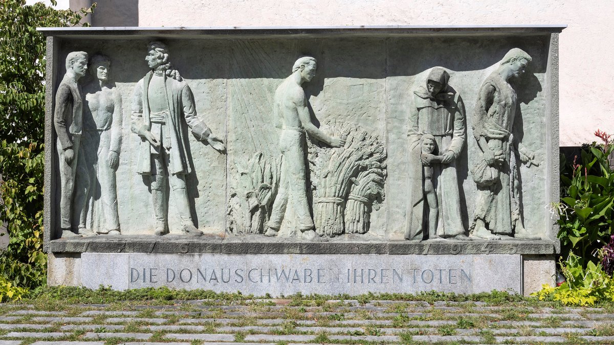 Denkmal für die ums Leben gekommenen Donauschwaben in der oberösterreichischen Stadt Wels (Symbolbild) | Bild: picture alliance / CHROMORANGE | Weingartner-Foto Denkmal für die ums Leben gekommenen Donauschwaben in der oberösterreichischen Stadt Wels (Symbolbild)