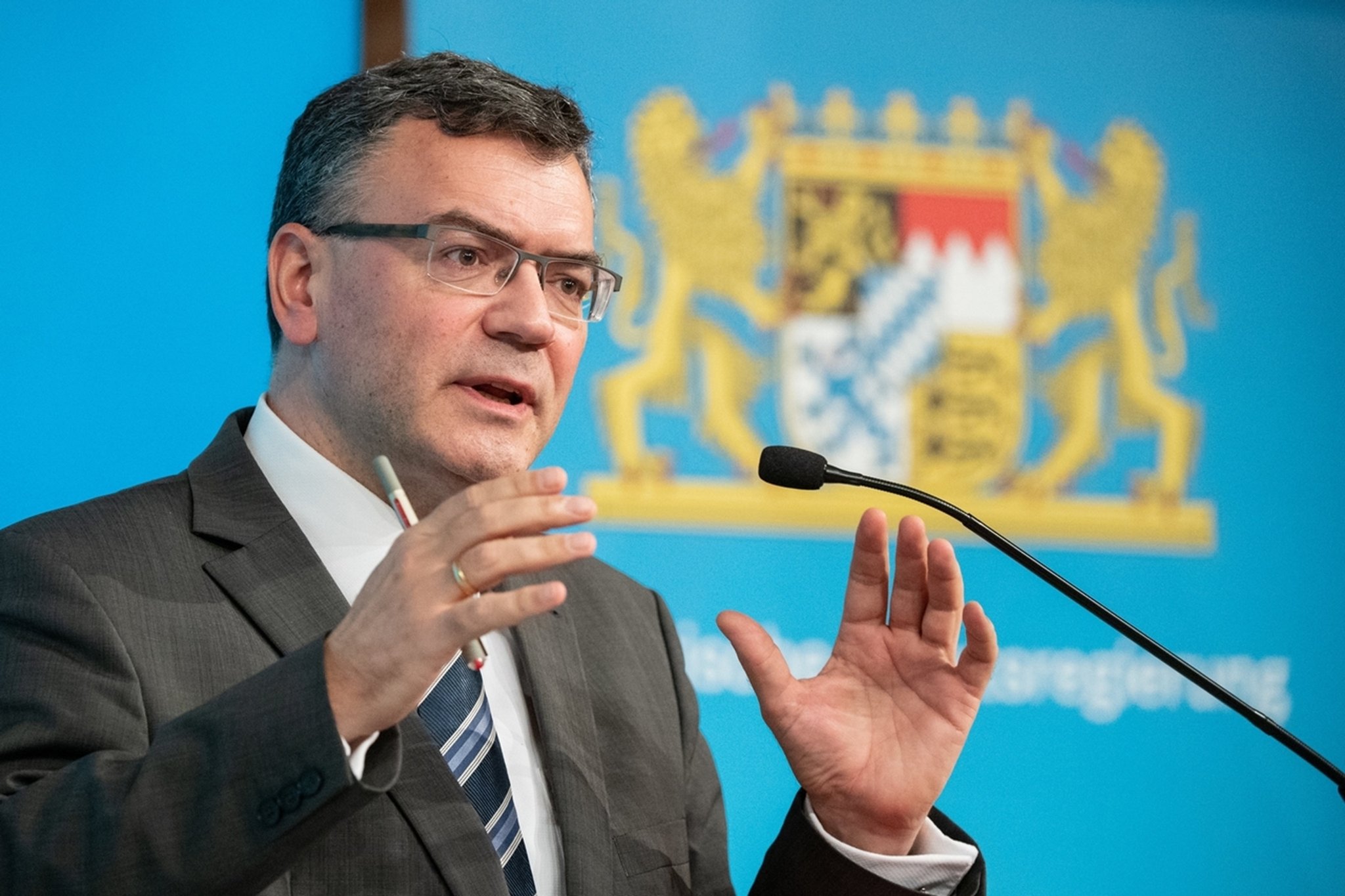 06.12.2020, Bayern, München: Florian Herrmann (CSU), Leiter der bayerischen Staatskanzlei, spricht nach einer Kabinettssitzung zur weiteren Entwicklung in der Corona-Pandemie auf einer Pressekonferenz. Das Kabinett hat zuvor per Video-Schalte getagt. Foto: Matthias Balk/dpa +++ dpa-Bildfunk +++