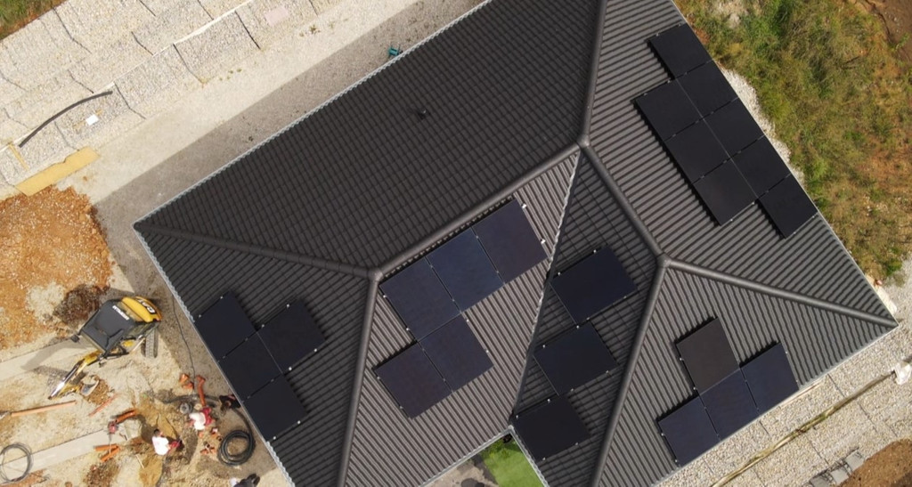 Ein Dach mit Solarmodulen.