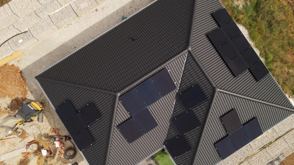 Ein Dach mit Solarmodulen.