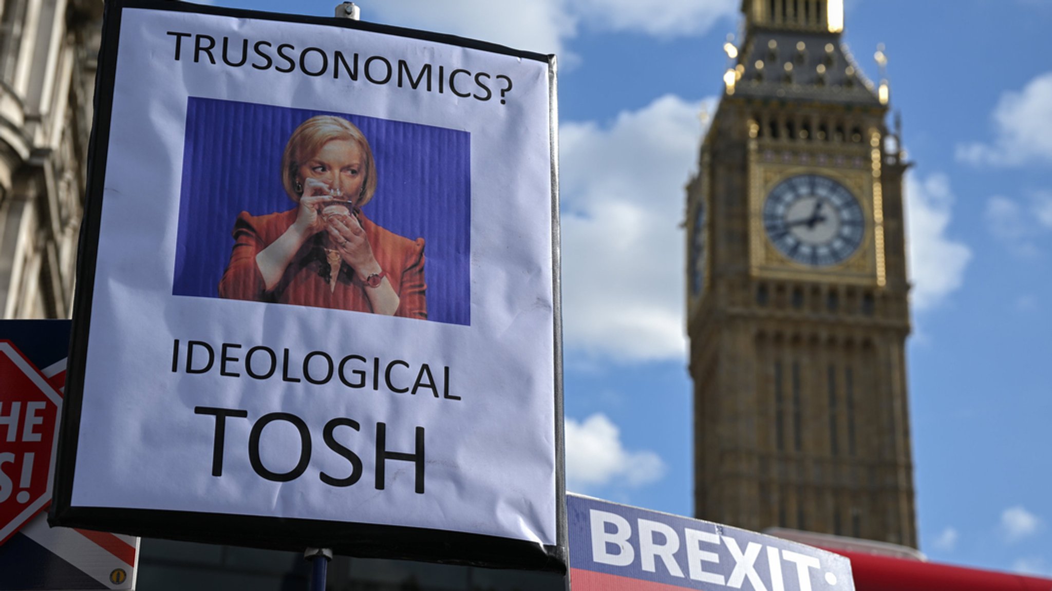 Bei Protesten gegen die Regierung halten Demonstranten ein Schild mit der Aufschrift "Wirtschaftspolitik von Truss? Ideologischer Unfug" in die Höhe. Im Hintergrund ist Big Ben zu sehen