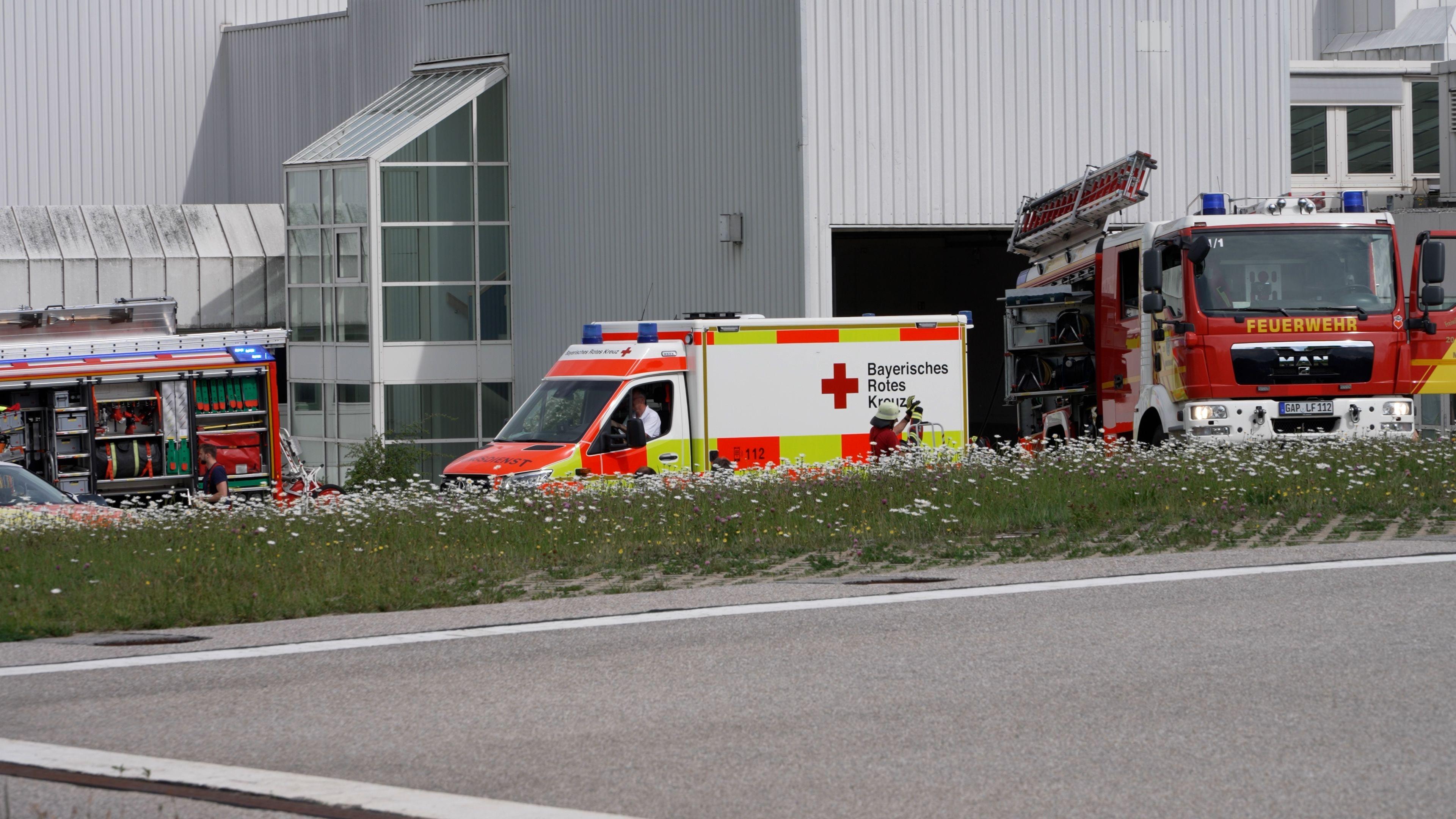 Feuerwehr und Rettungskräfte vor der Unfallklinik in Murnau