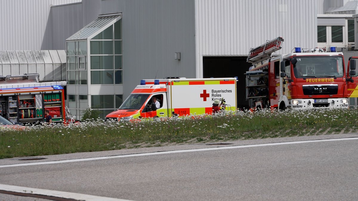Feuerwehr und Rettungskräfte vor der Unfallklinik in Murnau