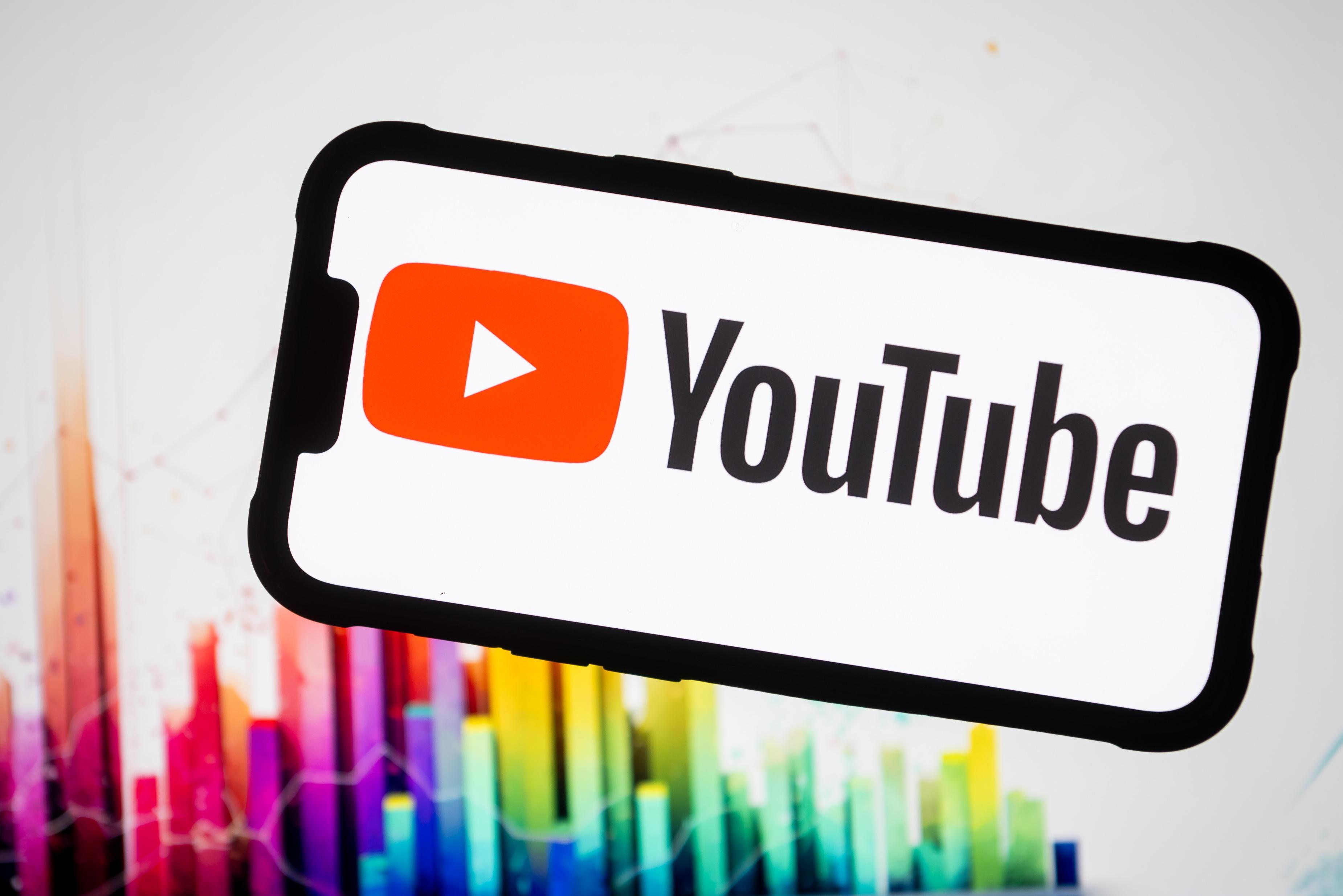 Youtube-Logo auf einem Smartphone-Display.