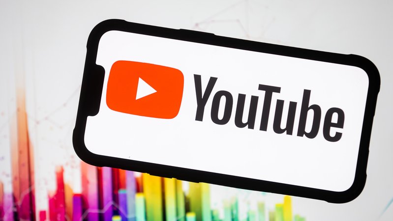 Youtube-Logo auf einem Smartphone-Display. | Bild: picture alliance / Sipa USA | SOPA Images Youtube-Logo auf einem Smartphone-Display.