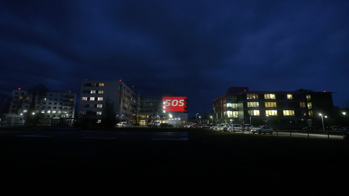 "SOS" ist an der Fassade der Kliniken Ostallgäu-Kaufbeuren zu lesen. 